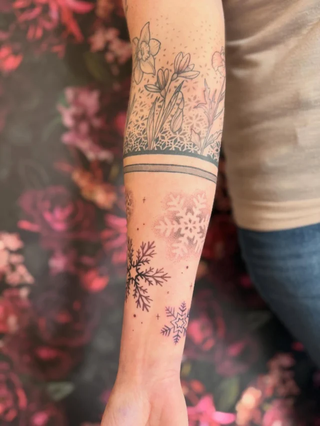 Scheeflöckchen, weißröckchen (Ohrwurm ist gratis ❤️)
Oberer Teil bereits verheilt, unten frisch @hannamlynek 

#tattoo #ink #inked #inkstagram #dotwork