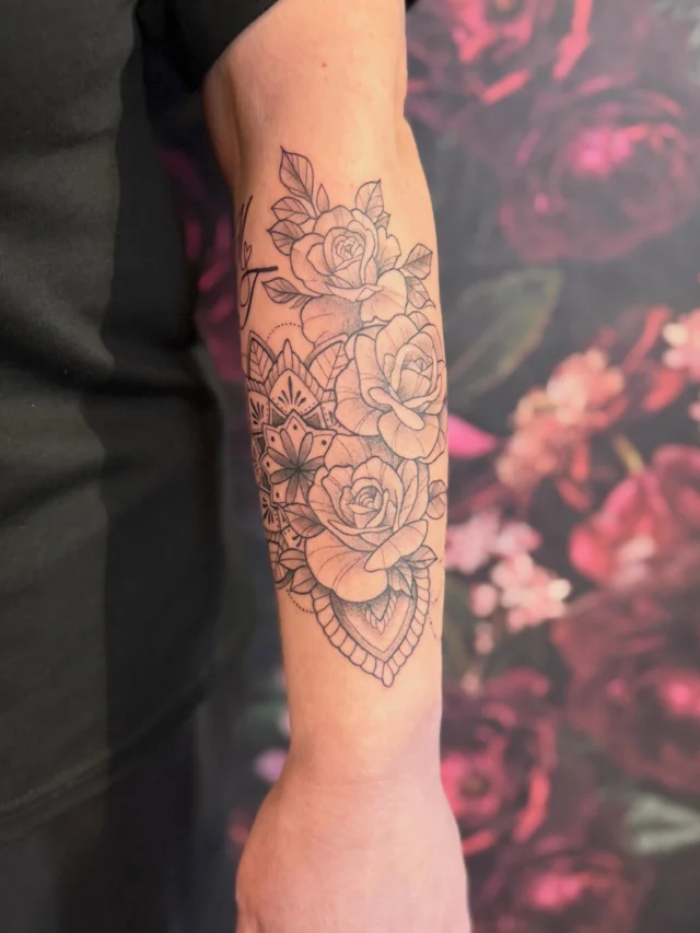 Mandala and Roses 

#mandalatattoo #rose #blackandgreytattoo #tattoo #inked