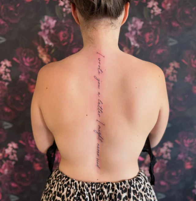 Schriftzug an der Wirbelsäule :)
Schön dass du da warst 🙂 @lauradieollee 

#tattoo #ink #inkedgirls #tattoos #fineline